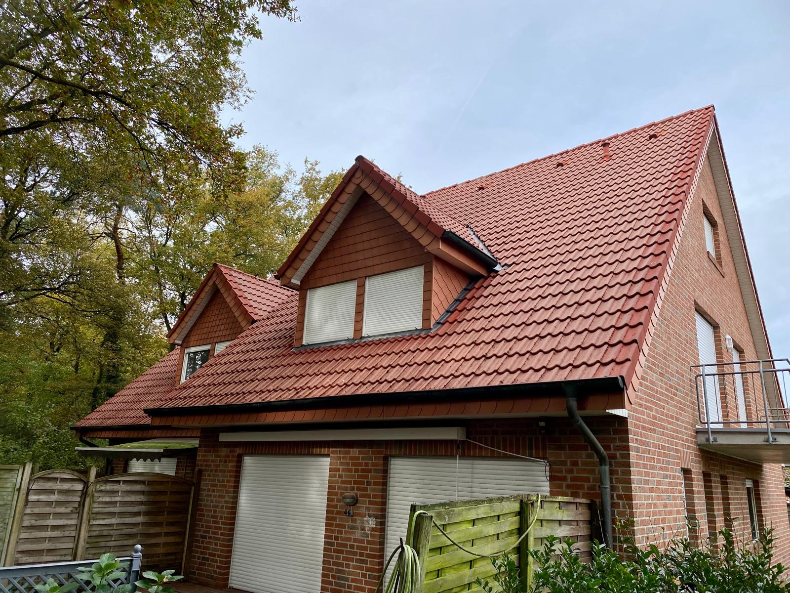 Nachher: Sauber gereinigte Dachfl&auml;che eines Hauses in Twist.