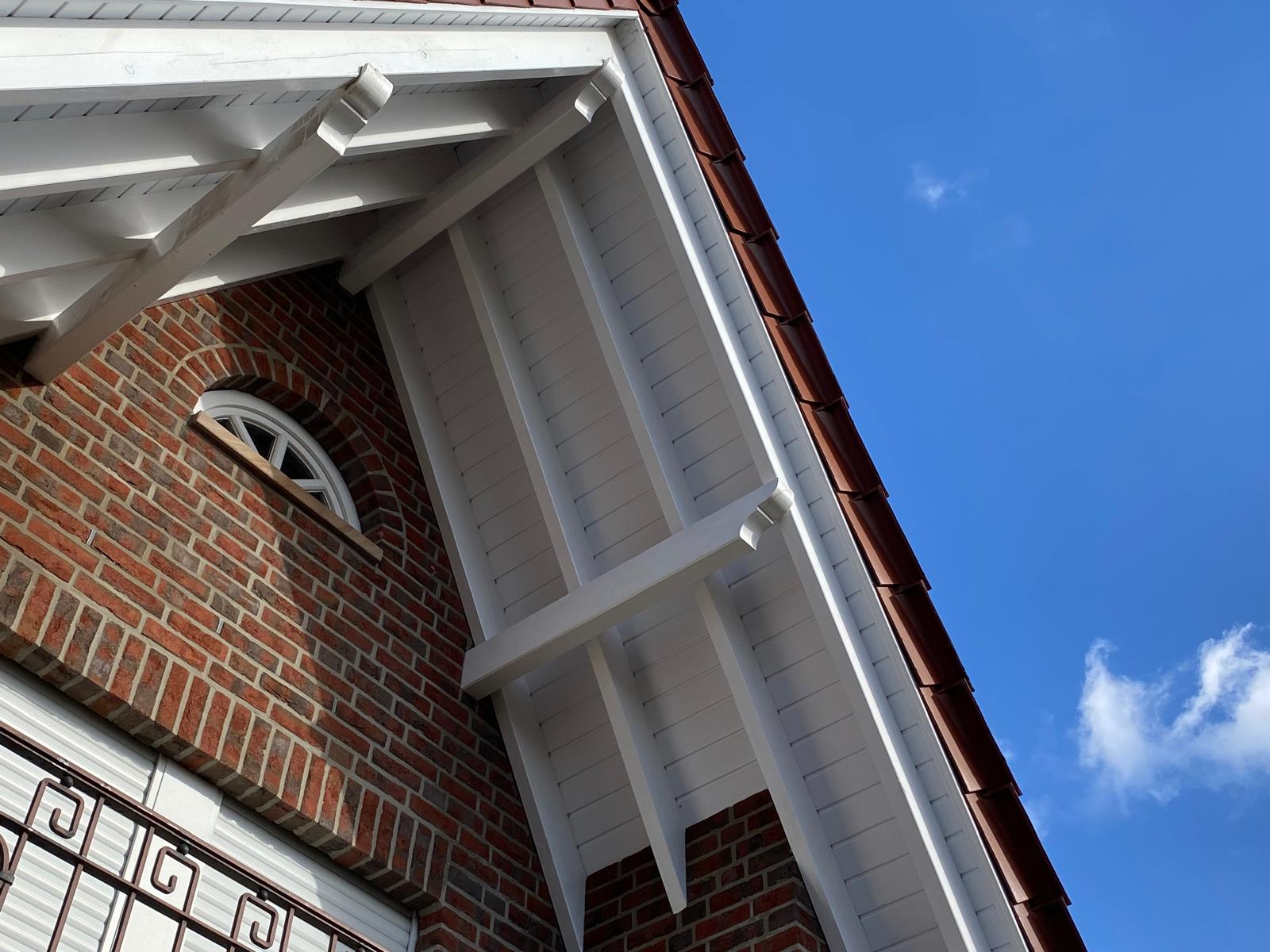 Saubere Dachuntersichten an einem gepflegten Haus in Twist.